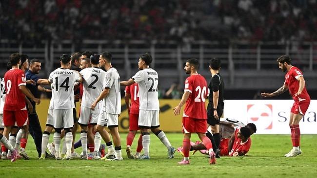 Đội trưởng Lebanon xin lỗi sau vụ va chạm với tuyển Indonesia 1 Cầu thủ Indonesia và Lebanon lao vào nhau (Ảnh: CNN)